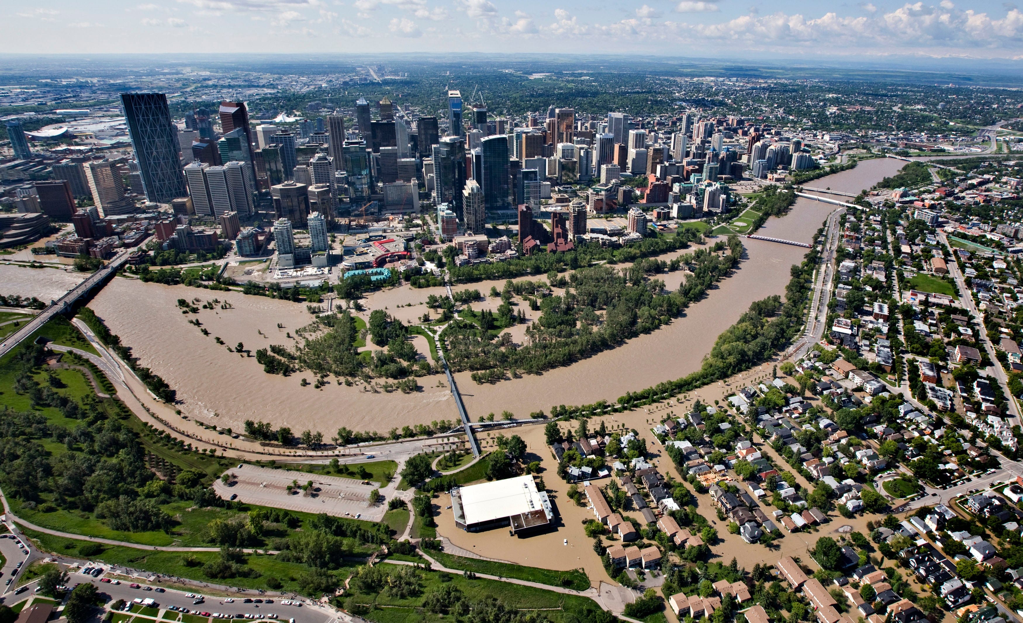 The Bow River over flows its banks into the downtown core and residential areas in Calgary, Alberta June 22, 2013. The heaviest floods in decades shut down the Canadian oil capital of Calgary on Friday, forcing the evacuations of tens of thousands of residents and shutting the Alberta city's downtown core. Some 1,300 troops were deployed to help with rescues and the mandatory evacuations that forced 100,000 people from their homes in Calgary and thousands more in the small towns surrounding the city. REUTERS/Andy Clark