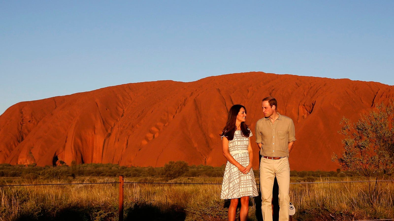 Britain's Prince William and his wife Catherine, Duchess of Cambridge, pose in front of the Uluru, also known as Ayers Rock, April 22, 2014. Britain's Prince William, his wife Kate and their son Prince George are on a three-week tour of New Zealand and Australia. REUTERS/Phil Noble (AUSTRALIA - Tags: ROYALS ENTERTAINMENT) - RTR3M9IV