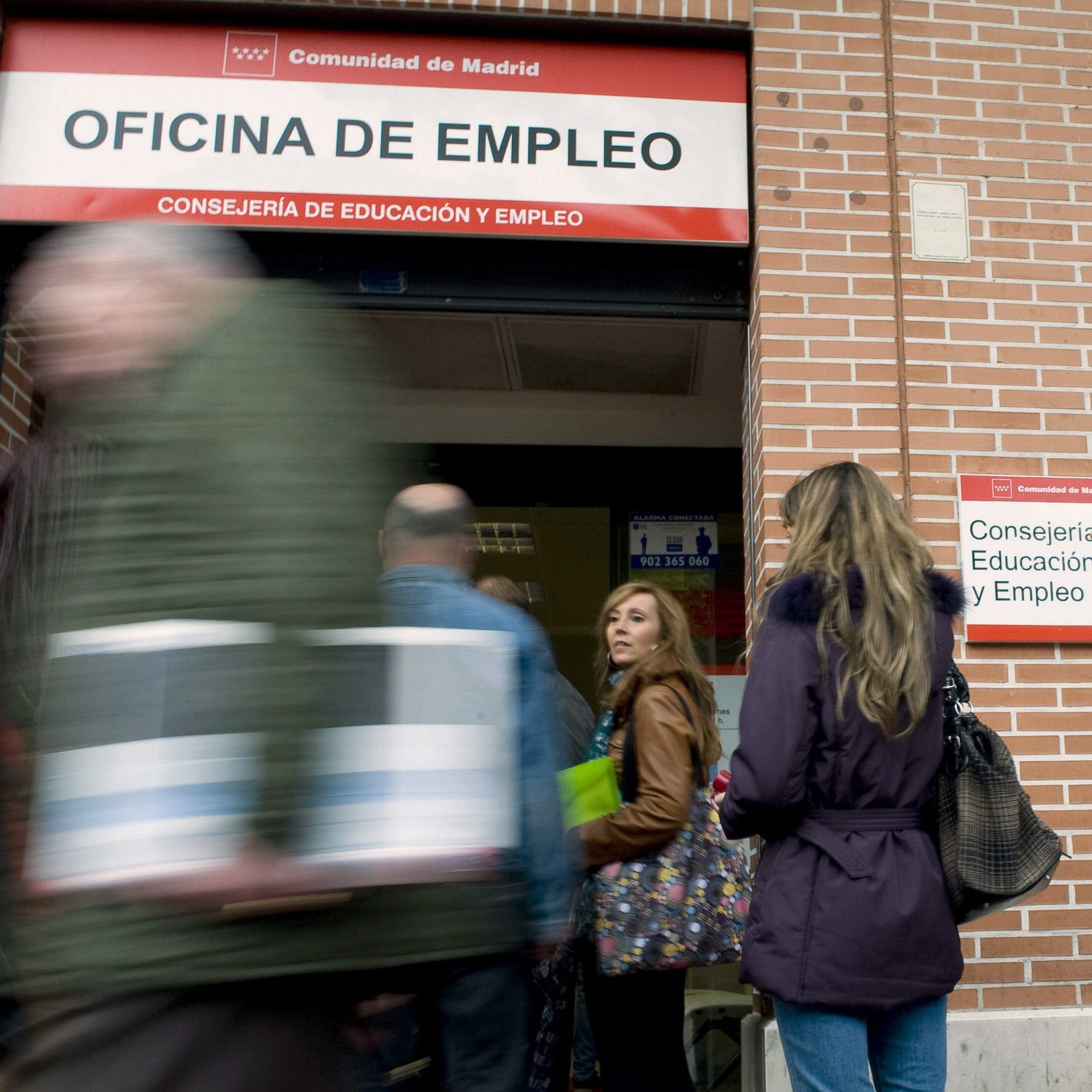 UNEMPLOYMENT RATE DROPS IN APRIL