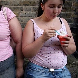 AK2JW1 2 overweight women eating icecream