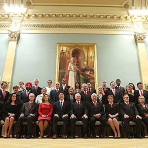 Canada's new Prime Minister Justin Trudeau (bottom row C) poses with his cabinet after their swearing-in ceremony at Rideau Hall in Ottawa November 4, 2015. REUTERS/Chris Wattie - RTX1URF7