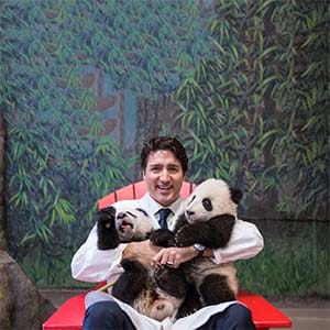 Prime Minister Trudeau meets Canadian Hope and Canadian Joy prior to the panda naming ceremony at the Toronto Zoo. March 7, 2016. (Adam Scotti/PMO)