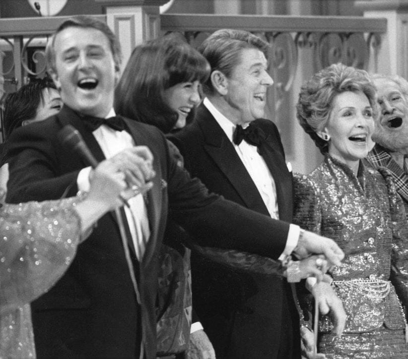 Former Prime Minister Brian Mulroney leads the chorus in singing an Irish song on stage with his wife, Mila, and U.S. President Ronald Reagan and First Lady Nancy Reagan in Quebec City March 17, 1985. (Bill Grimshaw, CP) Grimshaw)