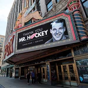 "Thank you Mr Hockey" is seen on the marquee of the Fox Theatre in memory of late National Hockey League (NHL) player Gordie Howe, in Detroit, Michigan, U.S. June 10, 2016. (Rebecca Cook/Reuters)