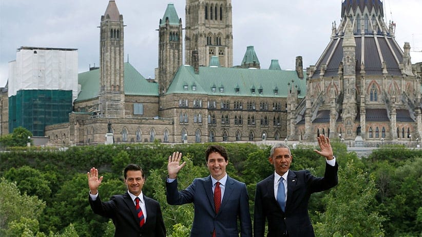 Mexico's President Enrique Peña Nieto, Canada's Prime Minister Justin Trudeau and U.S. President Barack Obama wave while posing for family photo at the North American Leaders' Summit in Ottawa, Ontario, Canada, June 29, 2016. Chris Wattie/Reuters