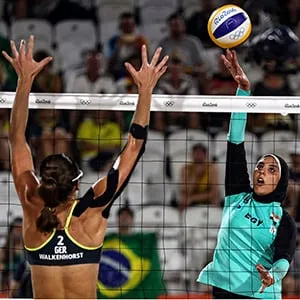 Doaa Elgobashy of Egypt (R) spikes the ball against Kira Walkenhorst of Germany (L) during the women's Beach Volleyball preliminary pool D game between Ludwig/Walkenhors of Germany and Elghobashy/Nada of Egypt the Rio 2016 Olympic Games at the Beach Volleyball Arena on Copacabana Beach in Rio de Janeiro, Brazil, 07 August 2016. (ANTONIO LACERDA/EPA/CP)