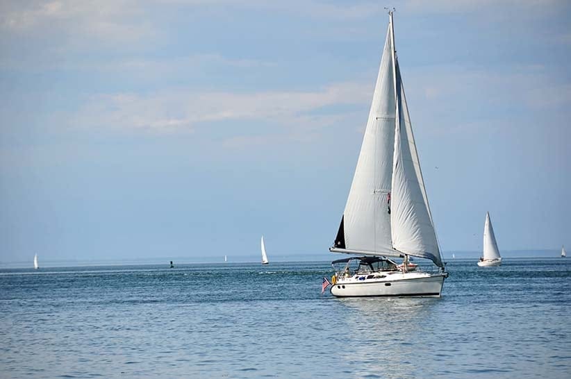 Sailboat on an Ontario loake. (Shutterstock)
