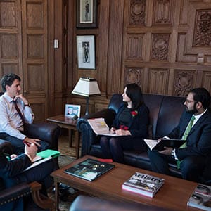 Prime Minister Trudeau meets with Minister Monsef in his centre block office in Ottawa. May 4, 2016. (Adam Scotti/PMO)