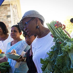 Patrons of the Neilson Park Marketplace pay for fruits and vegetables at the farmers market that is held behind Neilson House in Scarborough on Saturday, August 25, 2012. (Lucas Oleniuk/Toronto Star/Getty Images)