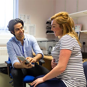 A woman and her doctor talk about test results. (SolStock/istock)