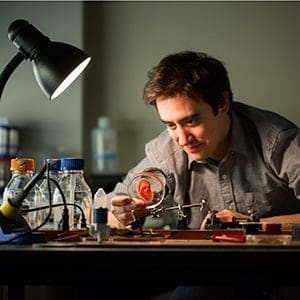 Andrew Pelling infuses apple slives with human cells to grow inexpensive biomaterials. (Bonnie Findley)