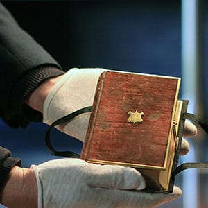 Curator Clark Evans displays the burgundy velvet, gilt-edged Lincoln Inaugural Bible at the Library of Congress Tuesday, Dec. 23, 2008, in Washington. President-elect Barack Obama will take his oath of office on the bible Jan. 20, becoming the first president to use it since Abraham Lincoln at his swearing-in on March 4, 1861. (Lauren Victoria Burke/AP/CP)