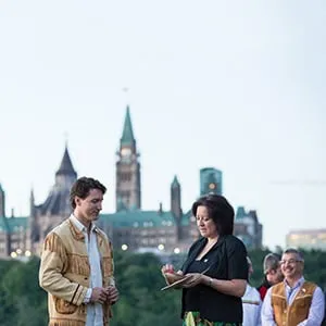 Prime Minister Trudeau, Minister Bennett and Minister Wilson-Raybould take part in a sunrise ceremony in Gatineau marking National Aboriginal Day. June 21, 2016. (Adam Scotti/PMO)
