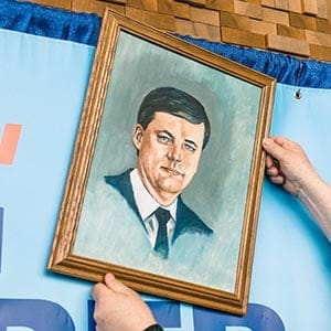 May 27, 2016. Delegate Mark Kihn of Calgary, hangs a portrait of former Prime Minister Stephen Harper by Alberta artist Donald Kew during the Conservative National Convention in Vancouver, British Columbia. Kew based the likeness of Mr. Harper for this painting on that of former United States President John Fitzgerald Kennedy. (Photograph by Marlin Olynyk)