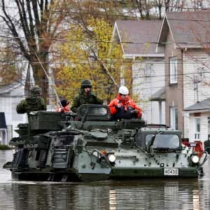 Canadian soldiers inspect a flooded residential area in Gatineau, Quebec, Canada, May 7, 2017. (Chris Wattie/Reuters)