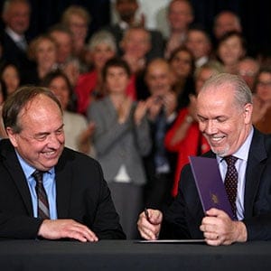 BC Green leader Andrew Weaver and BC New Democrat leader John Horgan and all Member of the Legislative Assembly-elect from the B.C. Green and New Democrat caucuses pledge their support for the Confidence and Supply Agreement in the Hall of Honour in the British Columbia legislature building in Victoria, British Columbia, Canada May 30, 2017. (Kevin Light/Reuters)