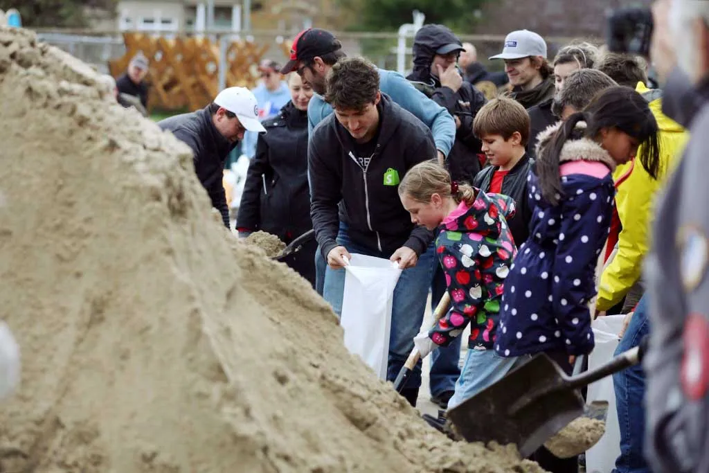Canada's Prime Minister Justin Trudeau (C) helps fill sandbags after flooding in Terrasse-Vaudreuil, Quebec, Canada May 7, 2017. (Adam Scotti/PMO/Reuters)