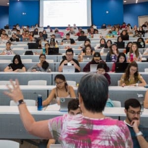 Biology class 2F03 with instructor Patricia Chow-Fraser, at McMaster University on Sept 21, 2017. (Photograph by Hannah Yoon)