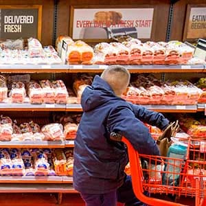 TORONTO, ON - DECEMBER 20 -
The bread aisle at a Loblaw in Toronto.
Loblaw has been fixing bread prices for 15 years, it admitted Tuesday -- but will face no charges. (Carlos Osorio/Toronto Star via Getty Images)