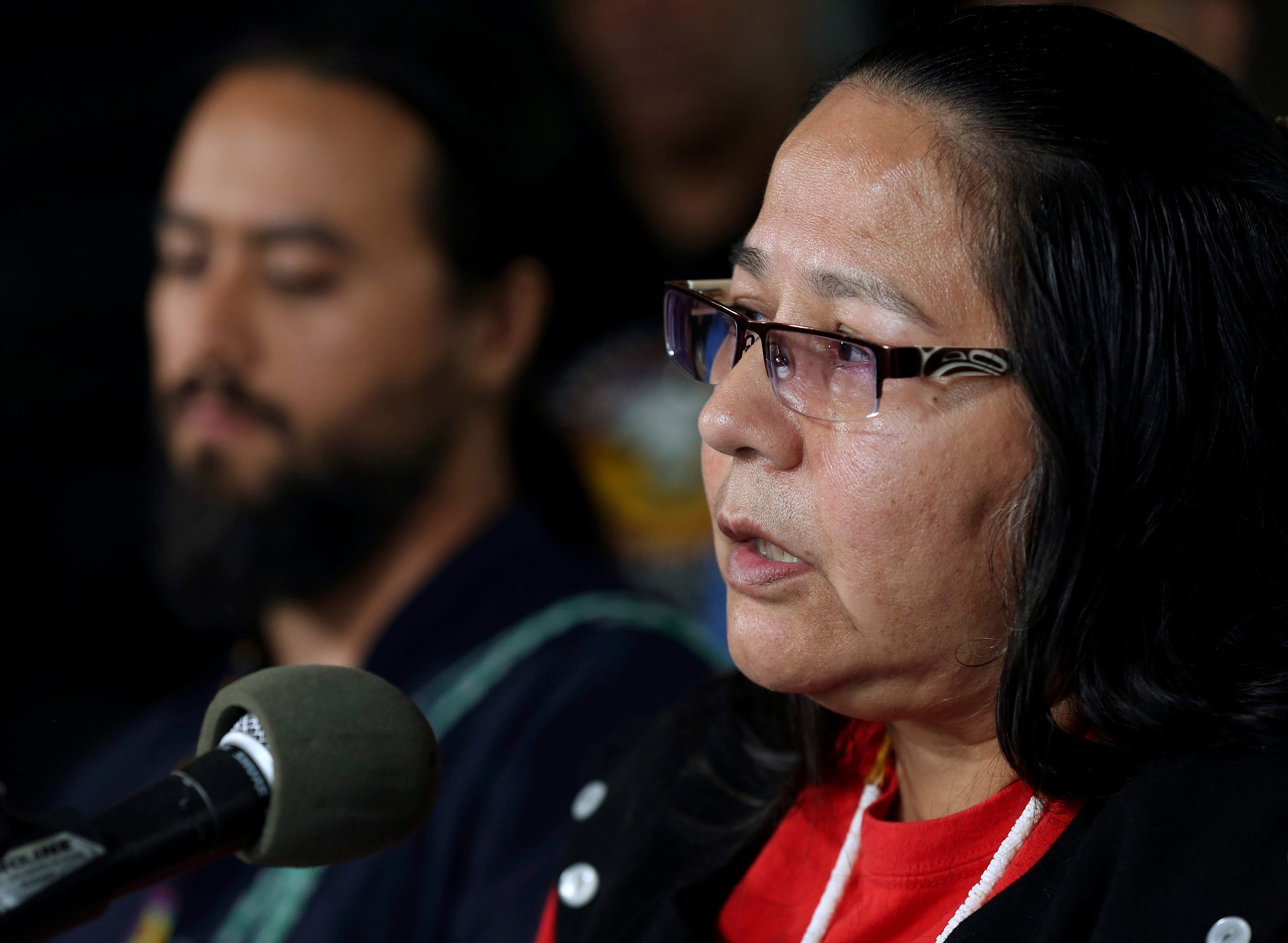 Neskonlith te Secwepemc chief Judy Wilson talks with reporters during a press conference at the Houston Public Library following her appearance Kinder Morgan International's Annual General Meeting Wednesday, in Houston (Godofredo A. Vasquez/Houston Chronicle/AP/CP)