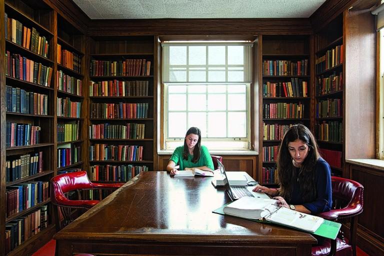 <p>FREDERICTON, NB &#8211; SEPTEMBER 22nd, 2014 &#8211; The University of New Brunswick. PICTURED: Students studying in the Beaverbrook room (also known as the Harry Potter room) in the Harriet Irving library. (PHOTOGRAPH BY ANDREW TOLSON)</p>
