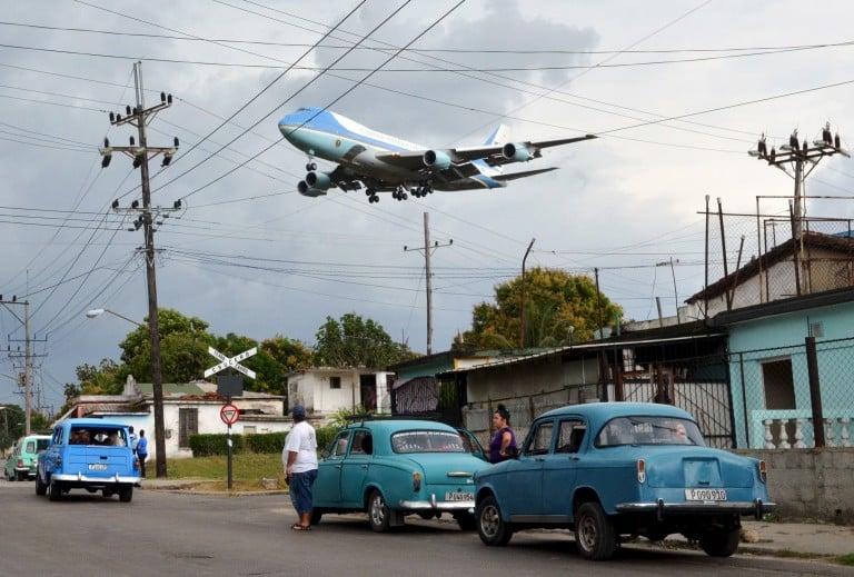 <p>Air Force One carrying U.S. President Barack Obama and his family flies over a neighbourhood of Havana as it approaches the runway to land at Havana&#8217;s international airport, March 20, 2016.   REUTERS/Alberto Reyes &#8211; RTSBHYK</p>
