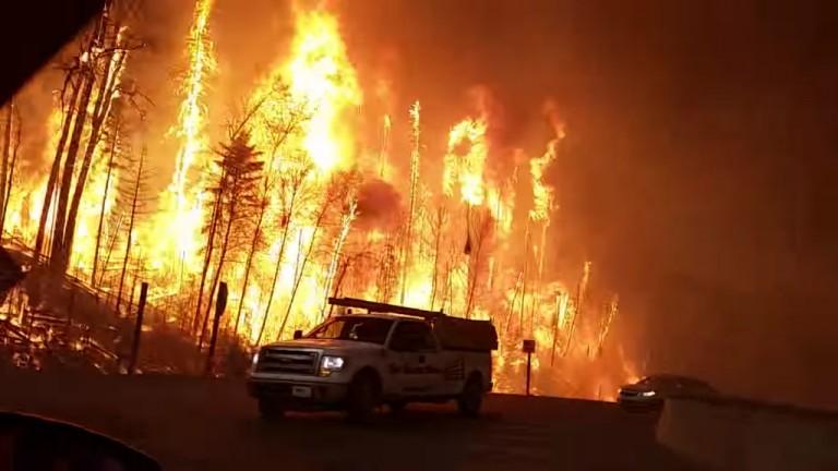 <p>May 9, 2016: For many, the harrowing trip out of the burning town involved getting very close to the fire in Fort McMurray. (Jason Edmondson)</p>
