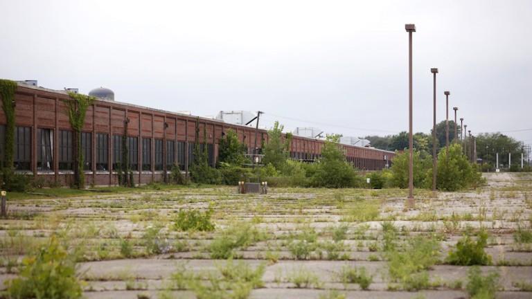<p>The shuttered BorgWarner factory in Muncie Indiana, U.S., August 13, 2016. The factory once employed thousands of people. REUETRS/Chris Bergin</p>

