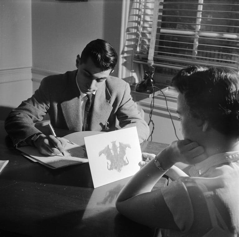 <p>circa 1950:  A doctor at the Headache Clinic in the Montefiore Hospital using the Rorschach personality test to determine whether the patient&#8217;s headaches have a psychological origin.  (Photo by Orlando /Three Lions/Getty Images)</p>
