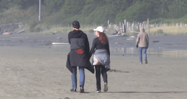 Trudeau walking the beach with his wife Sophie at Tofino, B.C. (Global/Twitter)