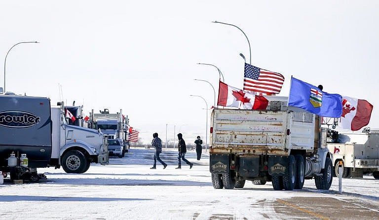 Trucks at the Canada-U.S. border crossing at Coutts, Alta. on Feb. 2. (Jeff McIntosh/CP)