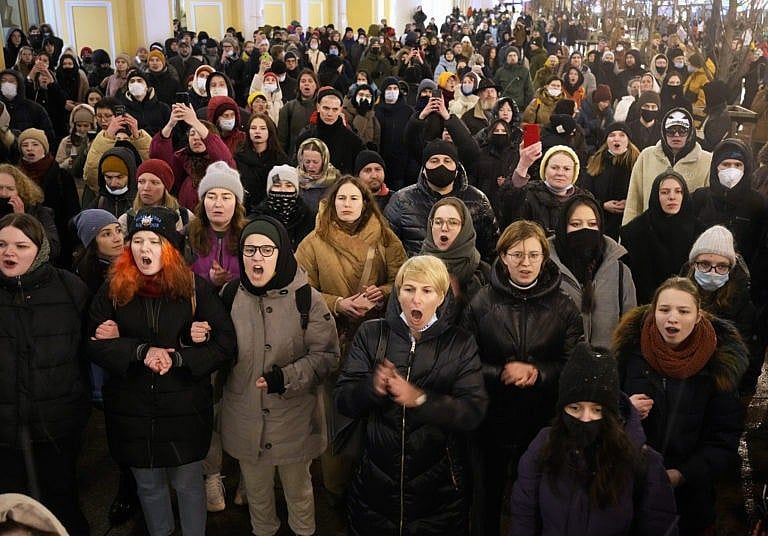 Anti-war demonstrators shout slogans in St. Petersburg, Russia, on Feb. 25, 2022 (AP Photo/Dmitri Lovetsky)