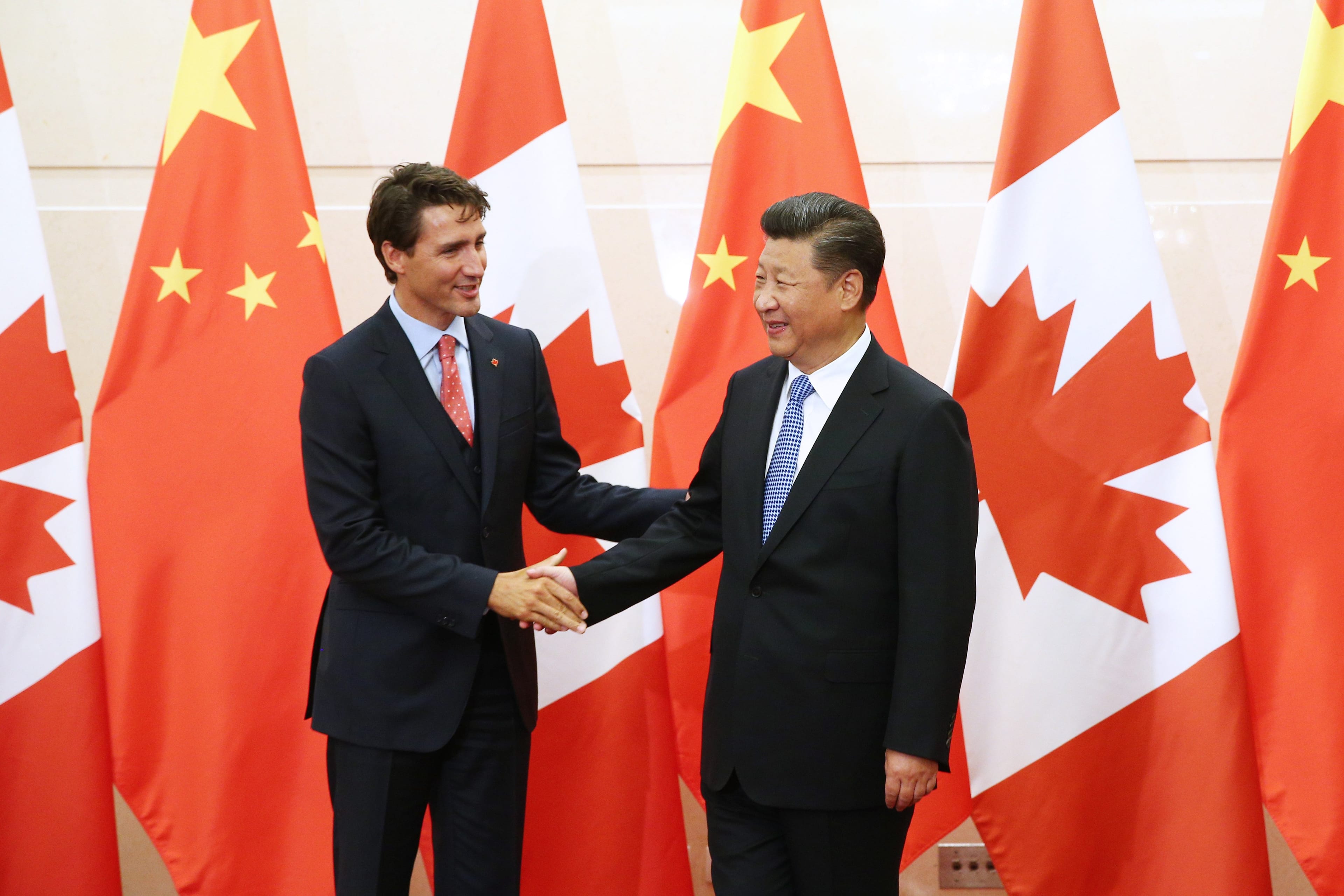 Chinese President Xi Jinping (R) shakes hands with Canadian Premier Justin Trudeau ahead of their meeting at the Diaoyutai State Guesthouse in Beijing, China, 31 August 2016. (Photo by Wu Hong - Pool/Getty Images)