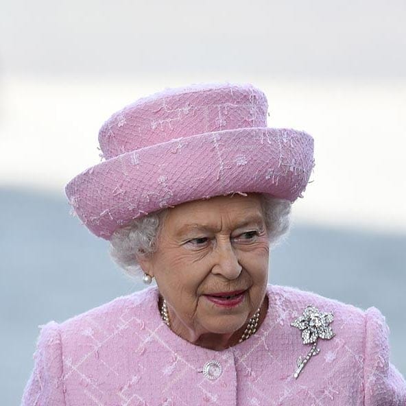 PARIS, FRANCE - JUNE 5: Queen Elizabeth ll and French President Francois Hollande attend a Welcoming Ceremony at The Arc de Triomphe on the first day of The Queen's State Visit to France on June 5, 2014 in Paris, France. (Anwar Hussein/WireImage/Getty Images)