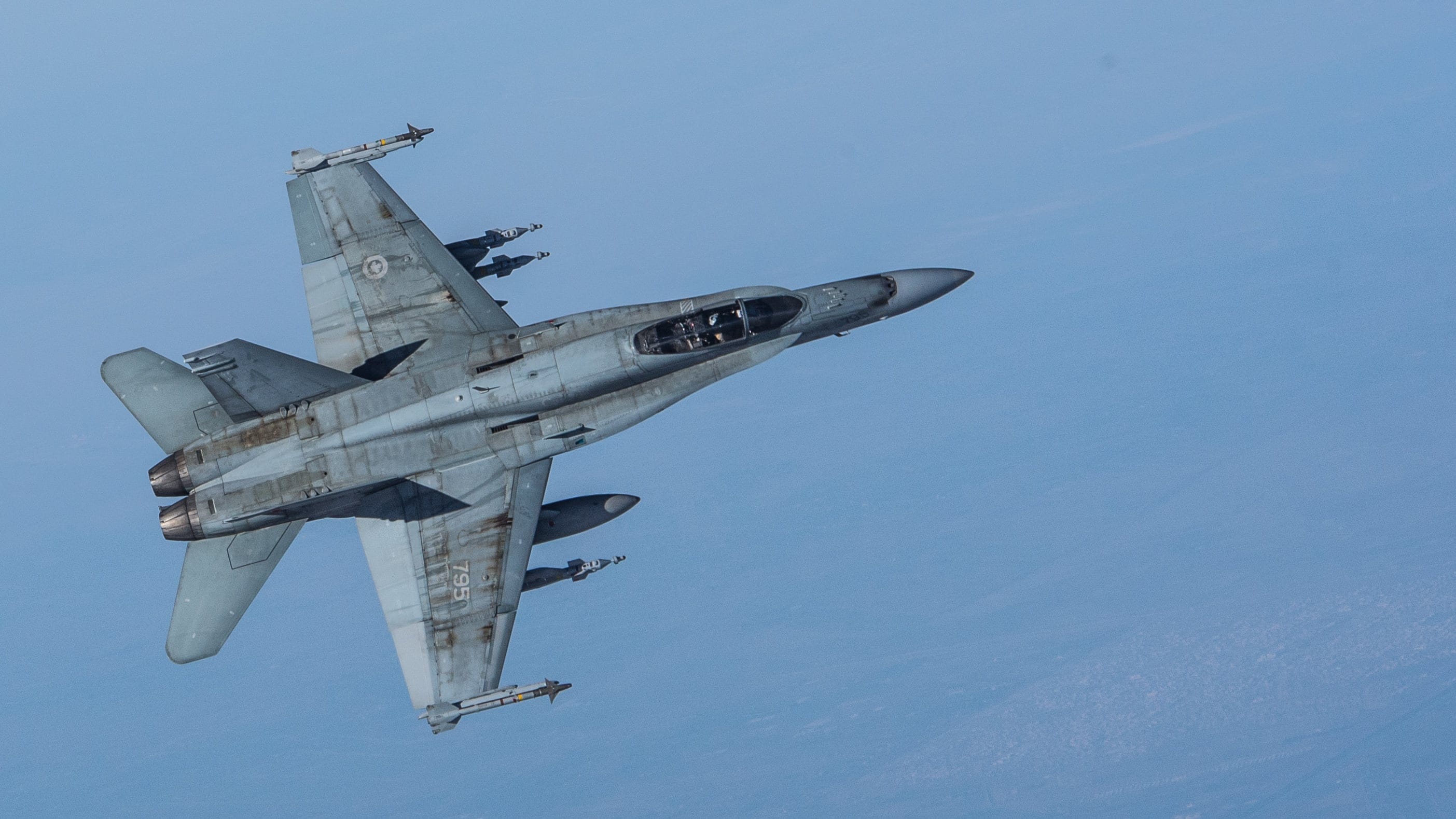 A CF-18 Hornet escorts a CC-150 Polaris after being refueled during Operation IMPACT on February 4, 2015.
Photo: Canadian Forces Combat Camera, DND
Un CF-18 Hornet escorte un CC-150 Polaris après avoir été ravitaillé pendant l’opération Impact, le 4 février 2015.
Photo : Caméra de combat des Forces canadiennes, MDN
IS01-2015-0002-029