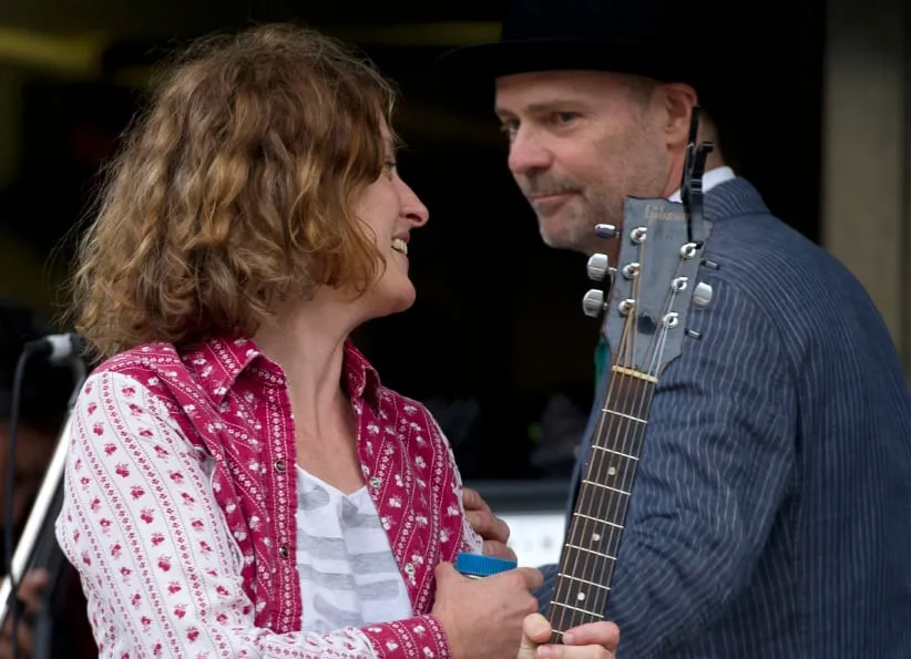 Gord Downie congratulated Sarah Harmer after the musicians and there friends put on the "Rock the Line" concert to protest Enbridge's line 9 oil pipeline. (Lucas Oleniuk/Getty)