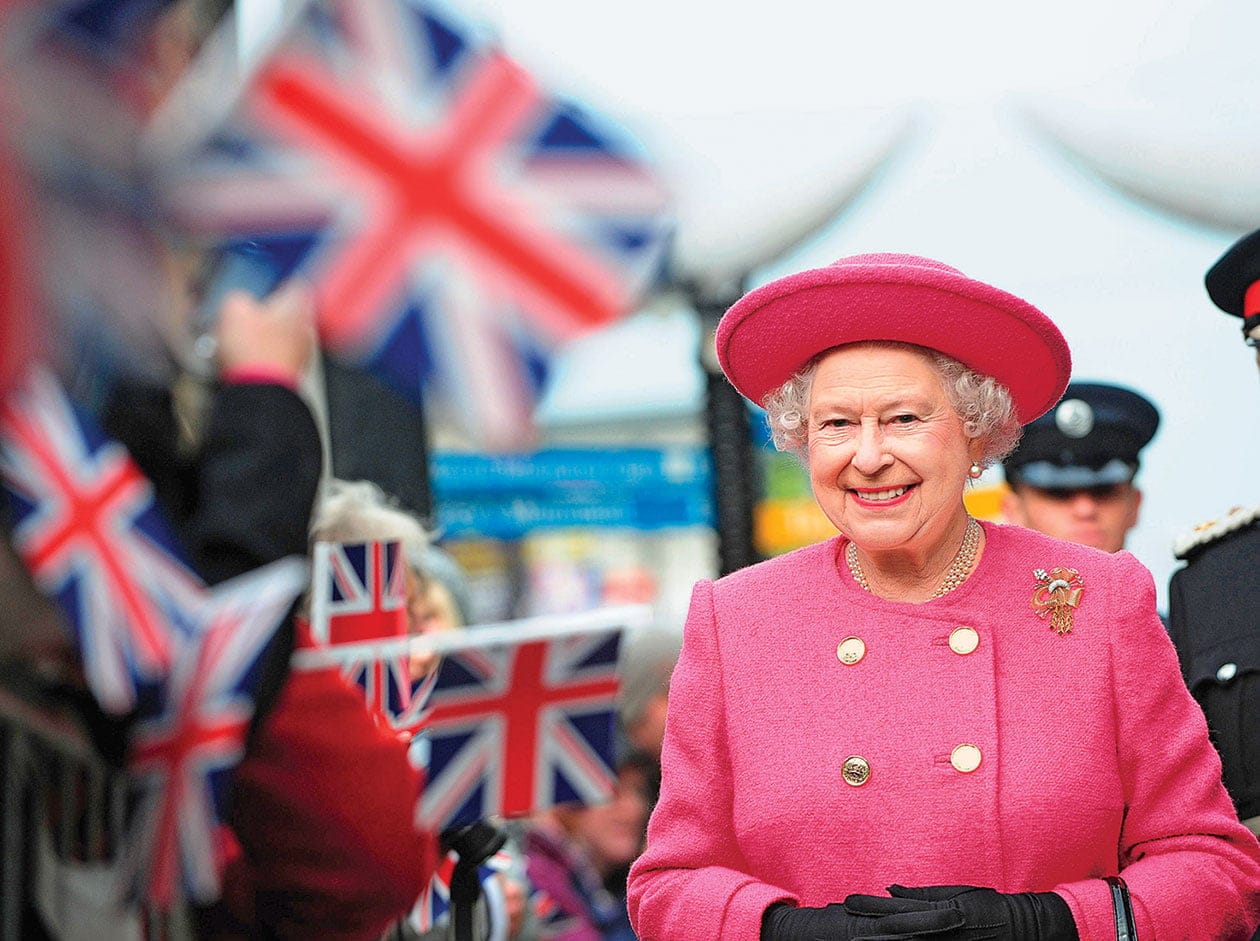 Britain's Queen Elizabeth smiles as she walks during her visit to Newcastle, northern England, November 6, 2009. REUTERS/Owen Humphreys/Pool (BRITAIN ROYALS SOCIETY)