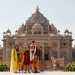 Prime Minister Trudeau, Sophie, Xavier, Ella-Grace and Hadrien visit the Swaminarayan Akshardham Temple in Ahmedabad, India. February 19, 2018. (Adam Scotti/PMO)