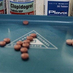 Miami, UNITED STATES: The blood thinners Clopidogrel (L) manafactured by Apotex Inc. and Plavix which are used to prevent heart attacks and strokes are pictured in a pharmacy 10 January 2007 in Miami. Apotex is challenging the validity of a patent covering the main compound in Plavix and is seeking permission to market their generic version of the blood thinner in US federal court in a trial set for 22 January 2007. Manufactured by Paris-based Sanofi and licensed by New York-based Bristol Myers, Plavix generated 6.3 billion USD in global sales last year and is the biggest-selling drug for Bristol-Myers and the second-biggest product for Sanofi. AFP PHOTO/Robert SULLIVAN (Photo credit should read ROBERT SULLIVAN/AFP/Getty Images)