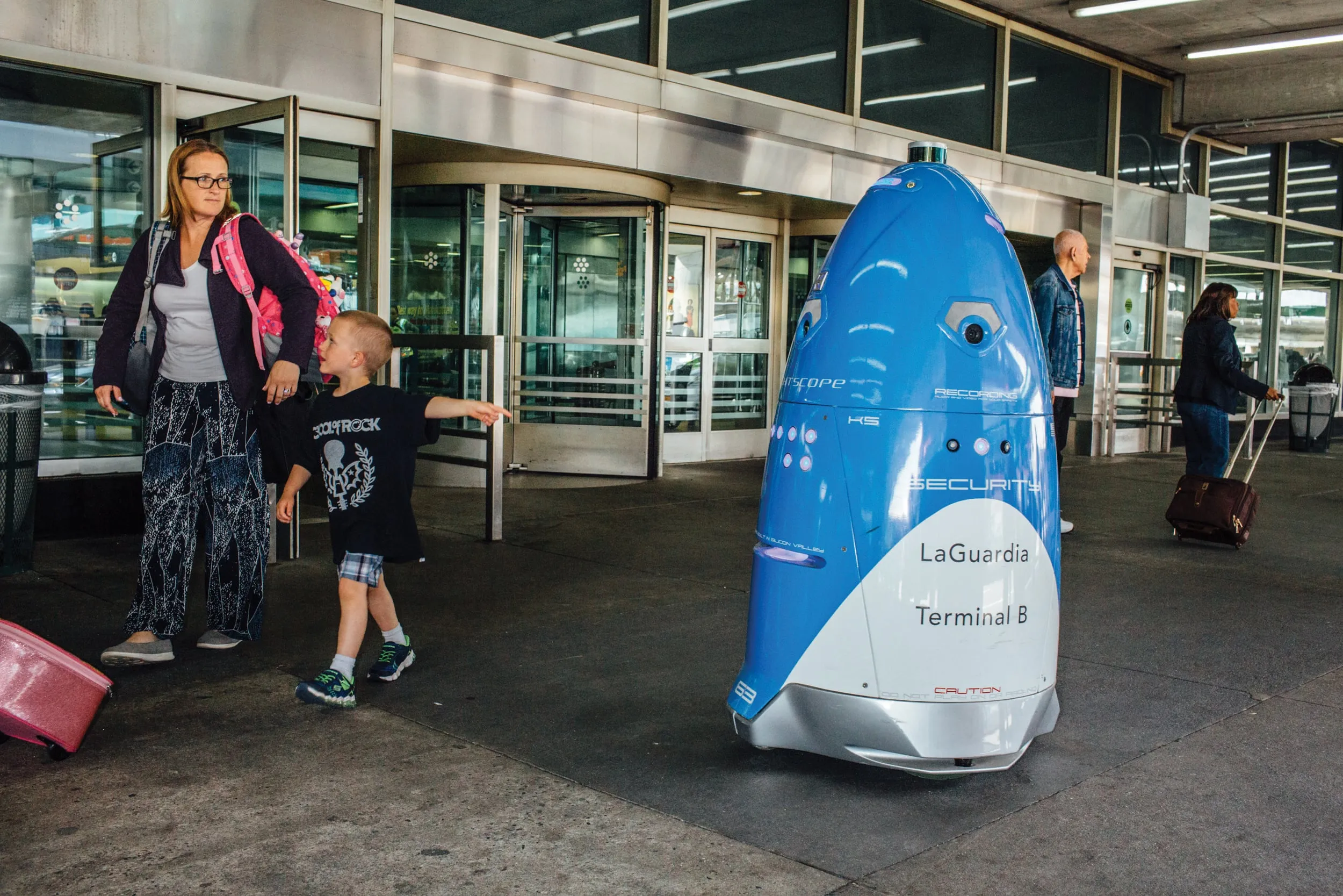 Knightscope's K5 robot patrolling the arrivals area of Terminal B at LaGuardia Airport in New York City. (Photograph by Stephanie Noritz)
