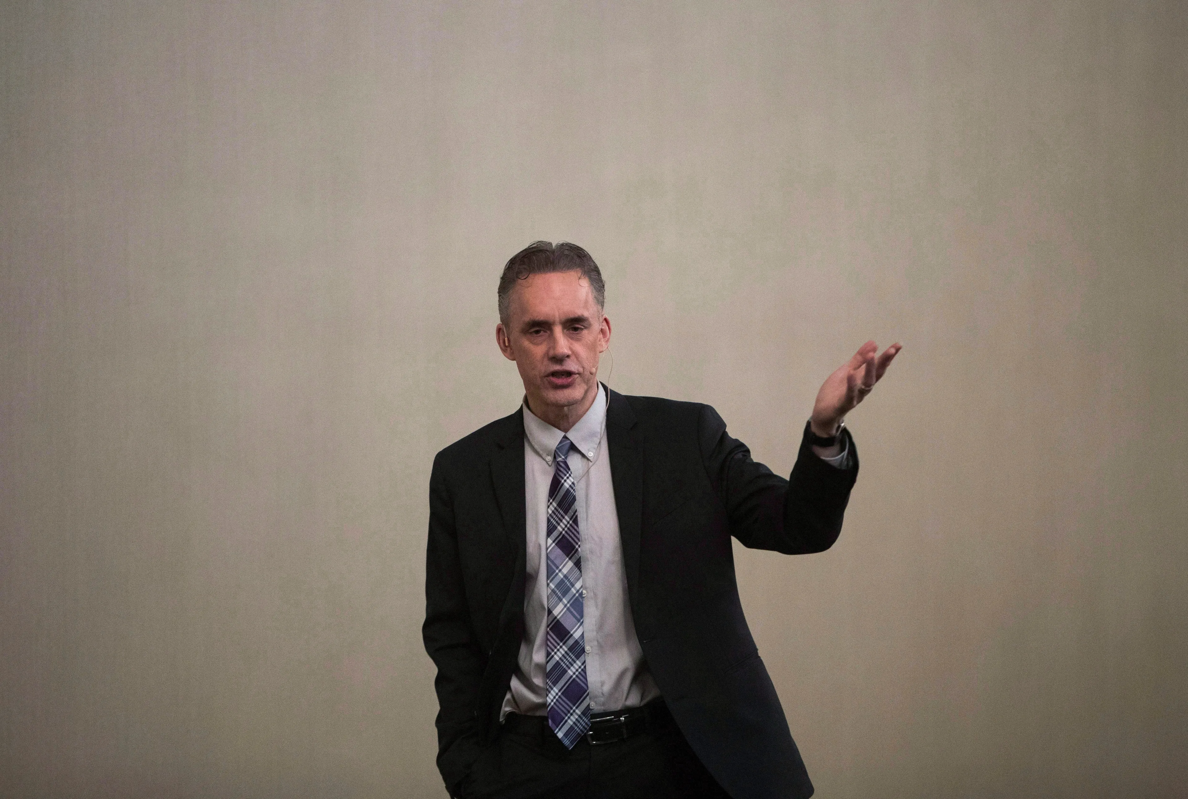 Jordan Peterson speaks to a crowd during a stop in Sherwood Park Alta, on Sunday February 11, 2018. THE CANADIAN PRESS/Jason Franson