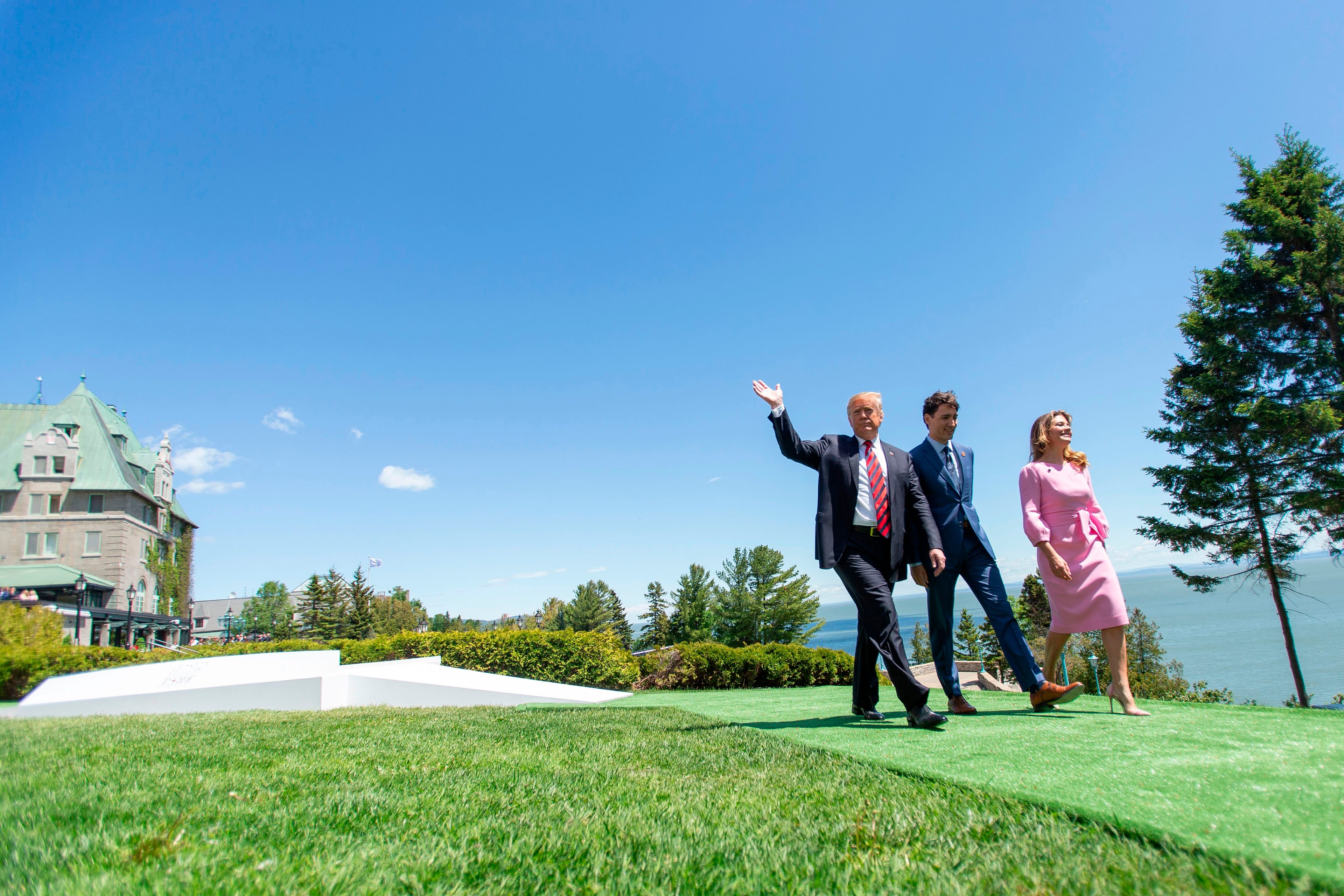 US President Donald Trump (L) walks with Canadian Prime Minister Justin Trudeau (C) and Sophie Gregoire Trudeau during the G7 Summit in La Malbaie, Quebec, Canada, June 8, 2018. (Photo by GEOFF ROBINS / AFP) (Photo credit should read GEOFF ROBINS/AFP/Getty Images)