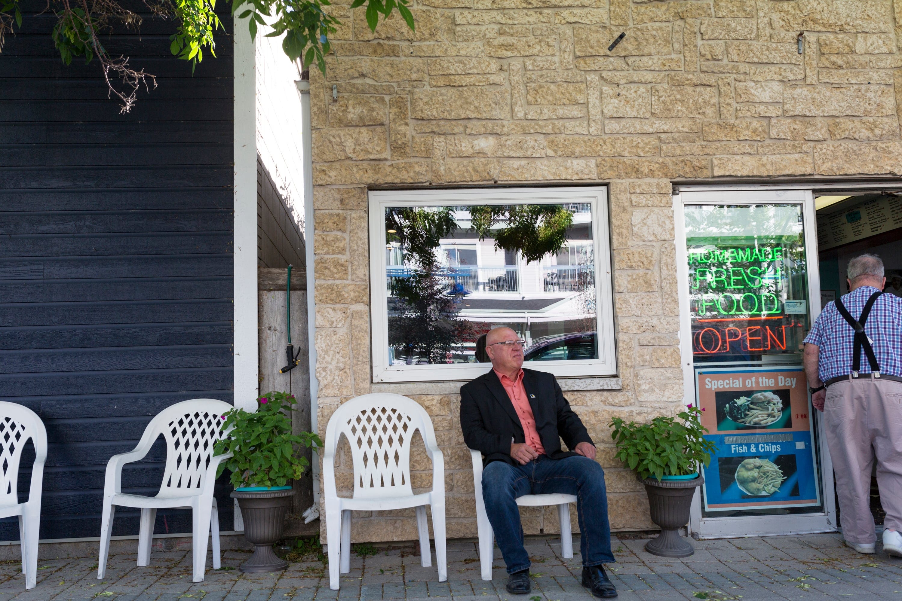 Mayor Randy Woroniuk on Gimli's restaurant strip on 1st Avenue, on July 5, 2018. (Photograph by Whitney Light)