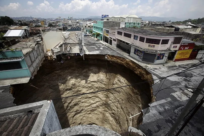 A giant sinkhole caused by the rains of tropical storm Agatha is seen in Guatemala City June 1, 2010. (Daniel Leclair/Reuters)