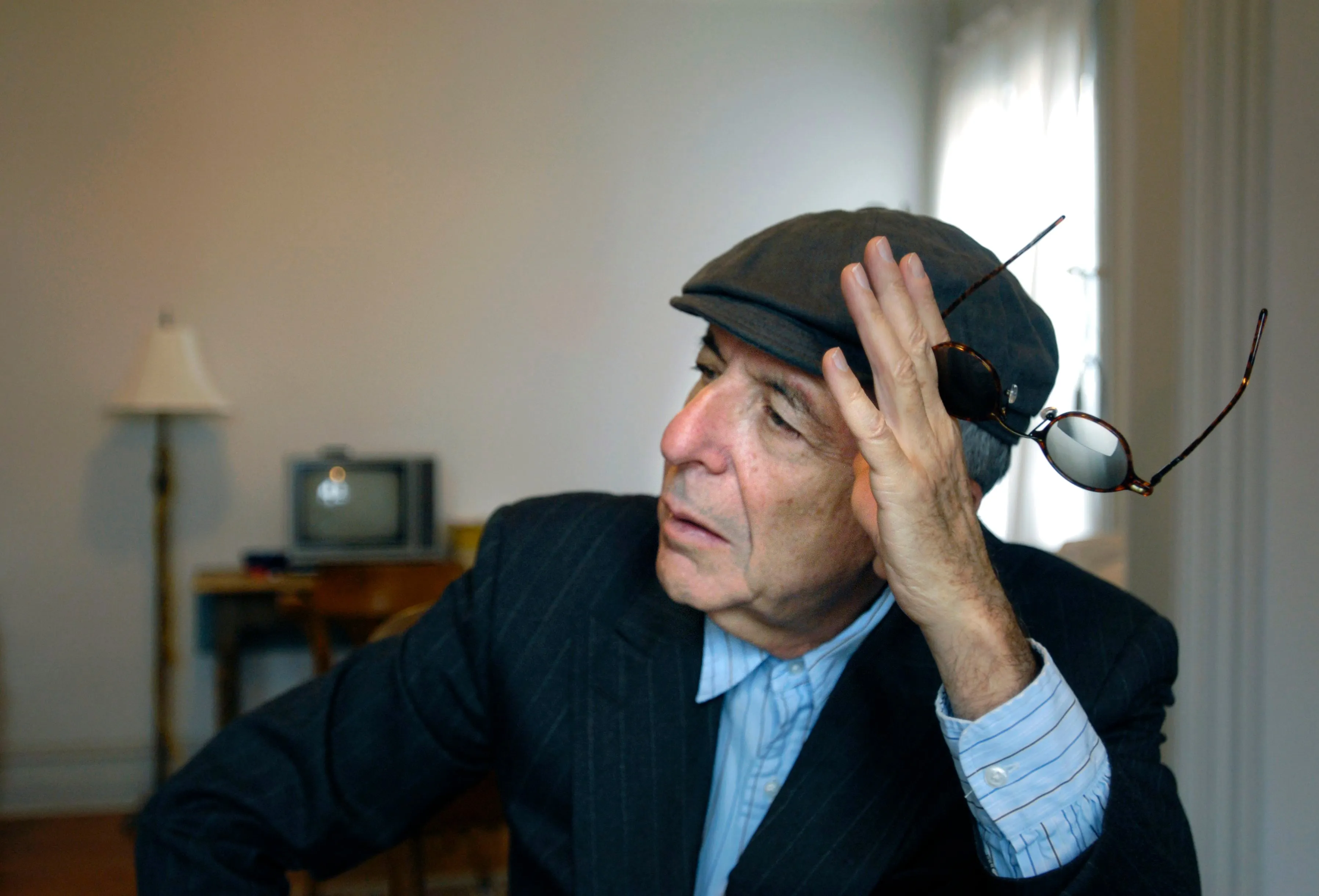 Leonard Cohen at home in Montreal IN 2007. (Charla Jones/CP)