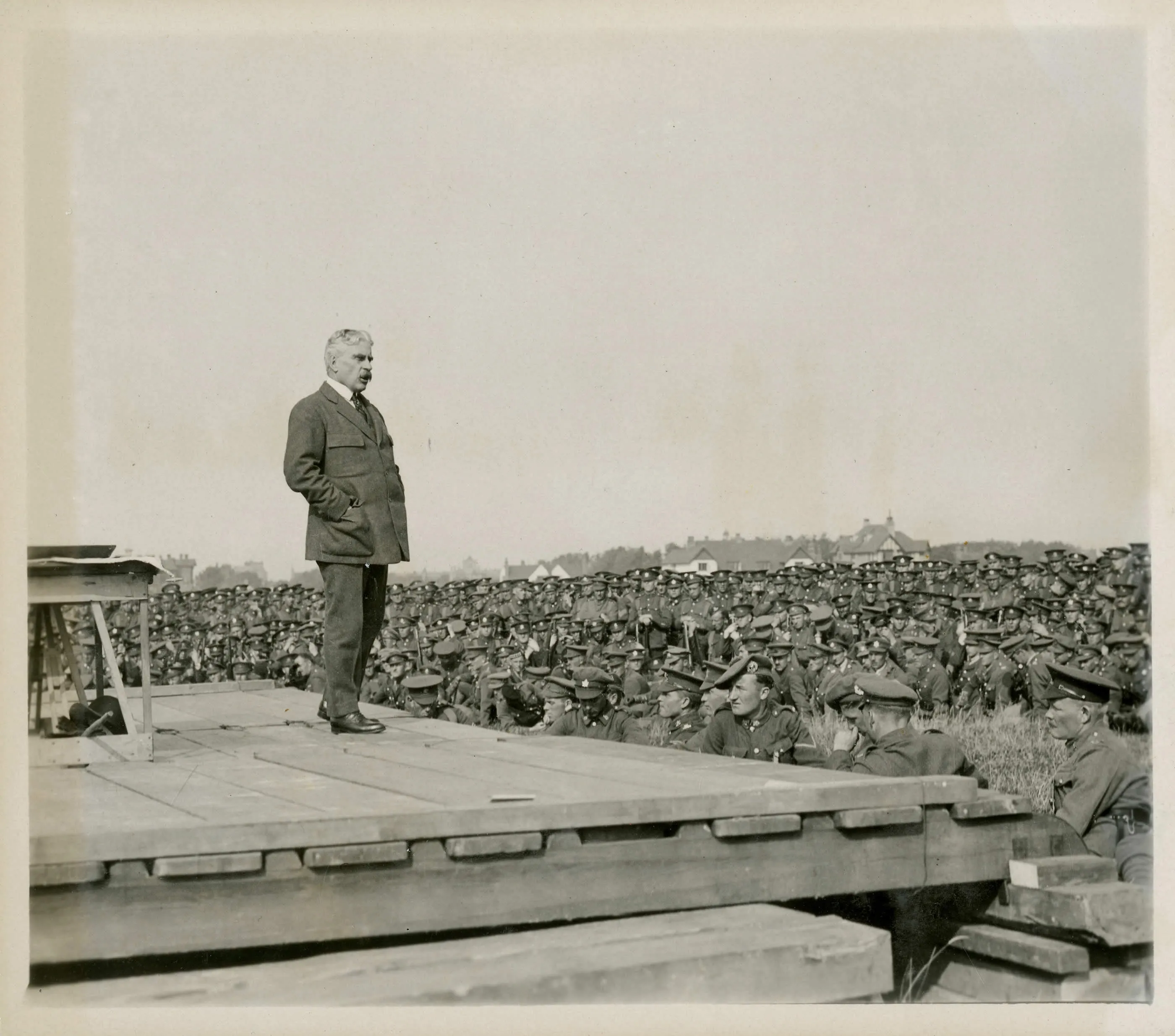 Sir Robert Borden addresses the troops. (EM-0591C/Canadian War Museum)