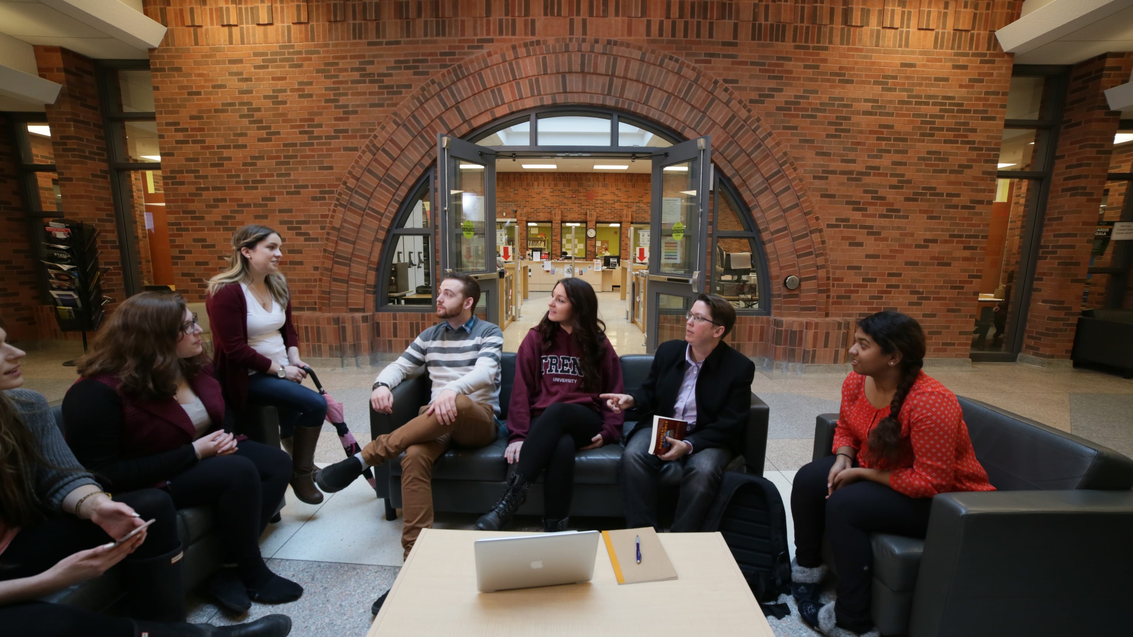 Students meeting on campus. (Trent University)