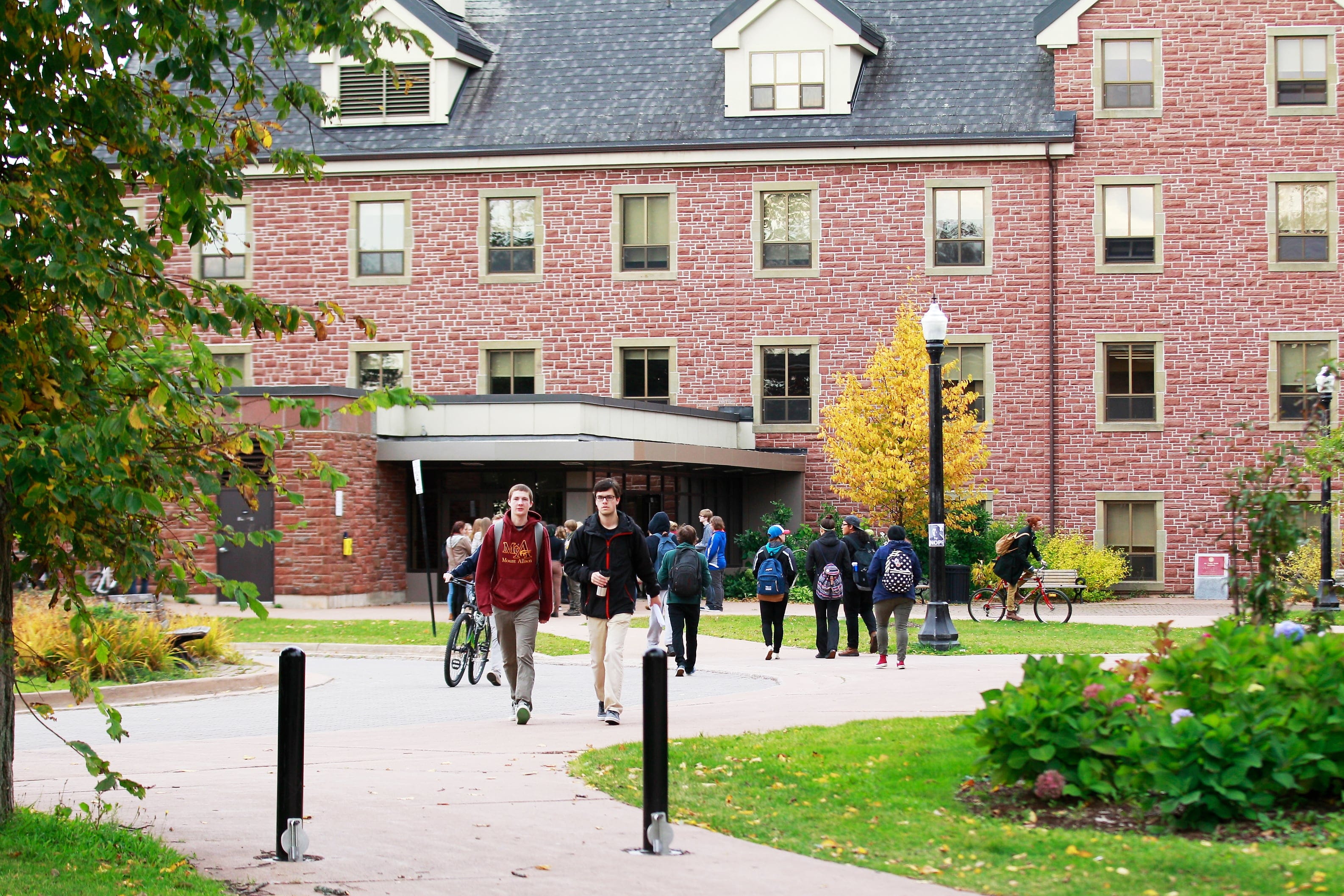 Students walking on Mount Allison campus. (Mount Allison)