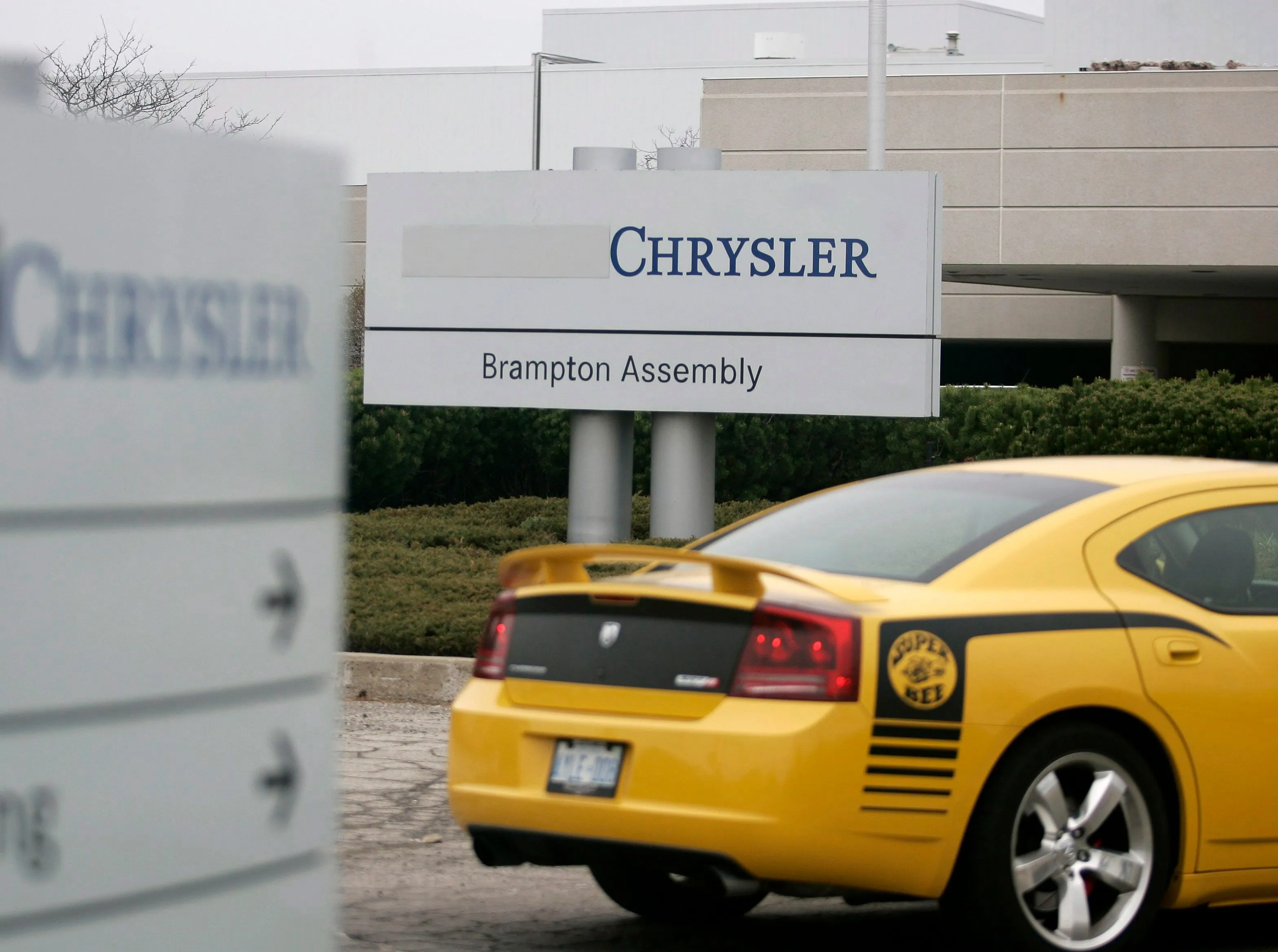 A vehicle enters the Chrysler assembly plant in Brampton, Ont., in April 2009, the year Canada and Ontario bailed out the failing automaker. (THE CANADIAN PRESS/Geoff Robins)