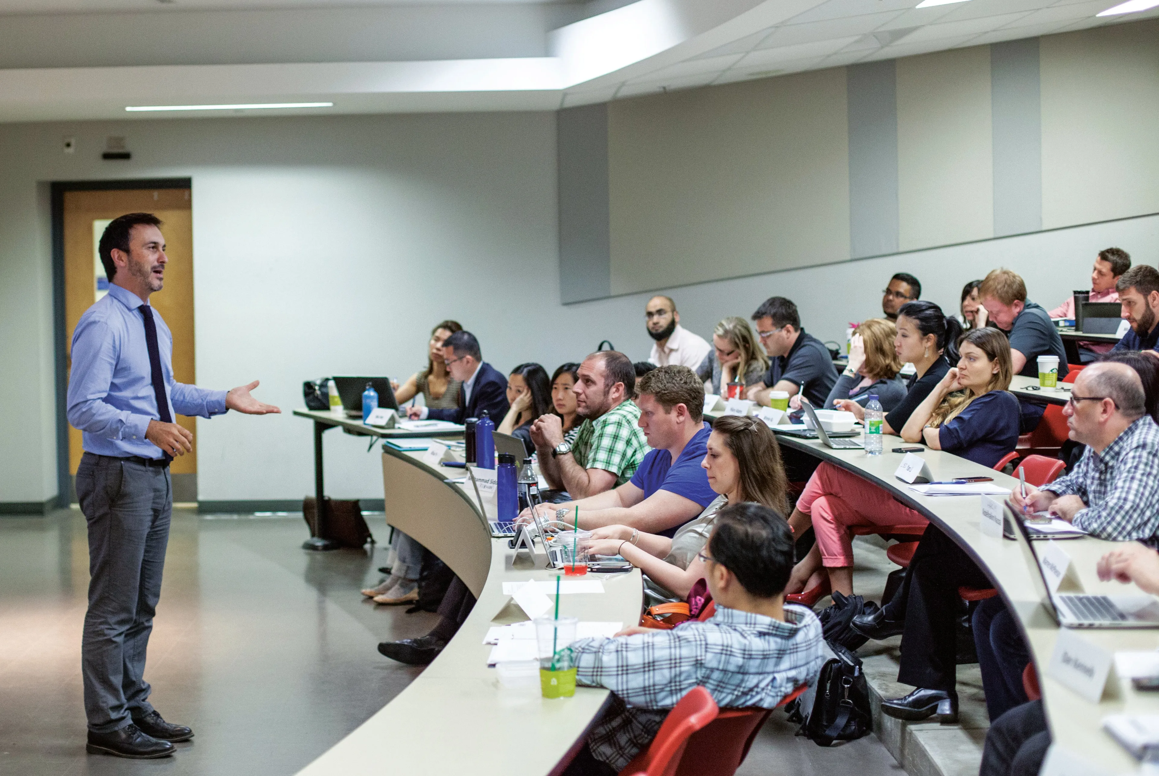 MBA class in lecture at the Ted Rogers School of Managment. (Ryerson Universtiy)